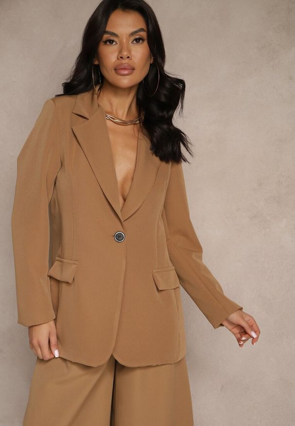 Renee - Brązowa Jednorzędowa Marynarka o Klasycznym Kroju Zdobiona Imitacją Kieszeni Zenzeri. Okazja: na spotkanie biznesowe, na co dzień. Kolor: brązowy. Materiał: jeans. Wzór: aplikacja. Styl: klasyczny