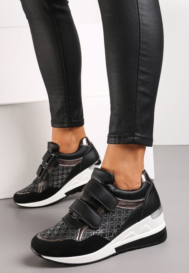 Renee - Czarne Sneakersy na Niewysokiej Koturnie na Rzepy Portha. Zapięcie: rzepy. Kolor: czarny. Obcas: na koturnie