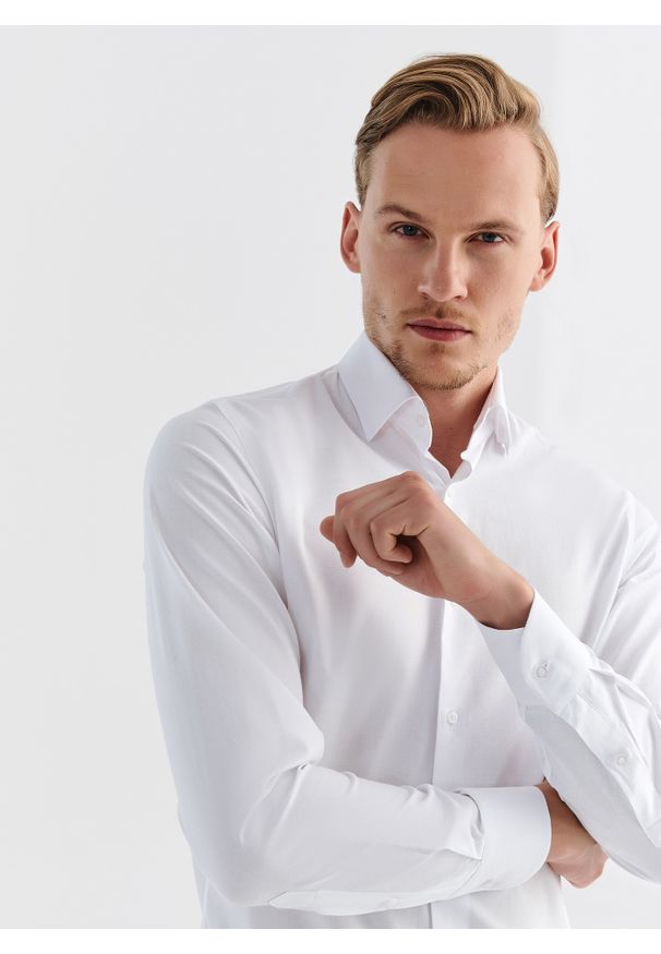 Pako Lorente - PAKO LORENTE – Koszula męska w kolorze białym P000B-1X-051-B-S. Typ kołnierza: kołnierzyk włoski. Kolor: biały. Materiał: bawełna. Długość rękawa: długi rękaw. Długość: długie. Wzór: gładki. Styl: elegancki