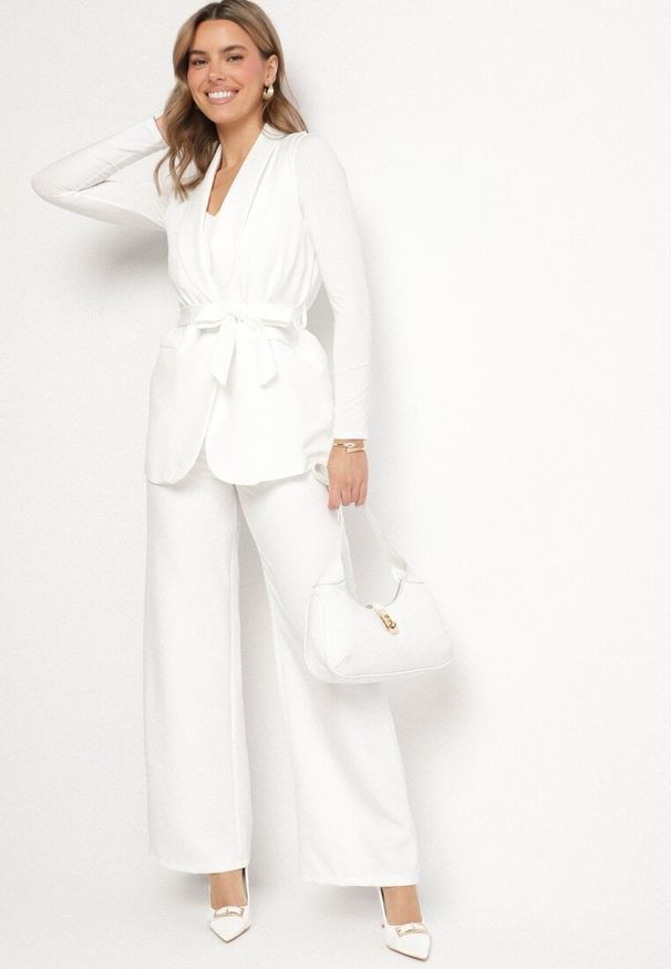 Born2be - Biała Garniturowa Kamizelka Ozdobiona Paskiem Viviona. Okazja: na co dzień. Kolor: biały. Wzór: aplikacja. Styl: klasyczny, casual, elegancki