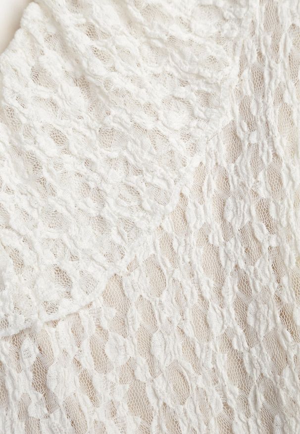 Born2be - Beżowa Koktajlowa Sukienka Koronkowa z Dekoltem V i Falbanami Frevina. Okazja: na komunię, na wesele, na ślub cywilny. Typ kołnierza: dekolt w kształcie V. Kolor: beżowy. Materiał: koronka. Wzór: koronka. Styl: wizytowy