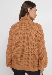 Born2be - Brązowy Golf w Ozdobny Splot Tione. Typ kołnierza: golf. Kolor: brązowy. Materiał: dzianina. Długość rękawa: długi rękaw. Długość: długie. Wzór: ze splotem #5