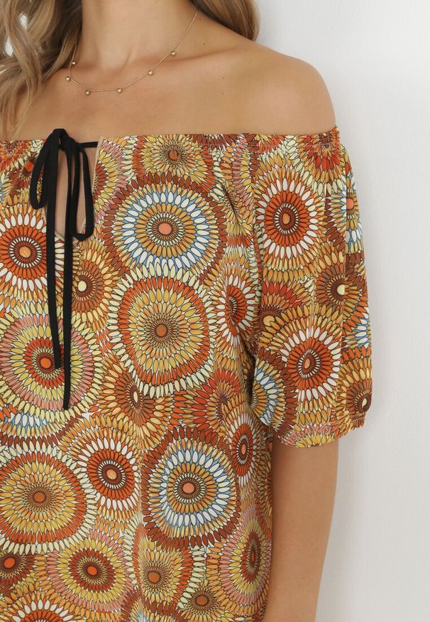 Born2be - Brązowa Sukienka Mini z Hiszpańskim Dekoltem i Ozdobnym Wiązaniem Yarelina. Okazja: na co dzień. Kolor: brązowy. Materiał: tkanina. Długość rękawa: krótki rękaw. Sezon: wiosna, lato. Typ sukienki: proste. Styl: casual. Długość: mini