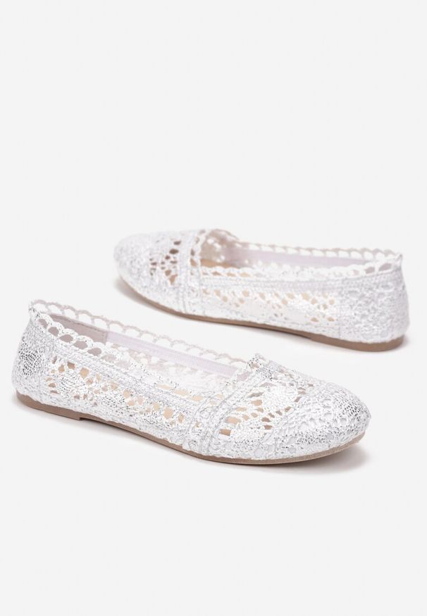 Renee - Srebrne Balerinki Yaza. Kolor: srebrny. Materiał: koronka, materiał. Wzór: ażurowy. Obcas: na płaskiej podeszwie. Styl: boho