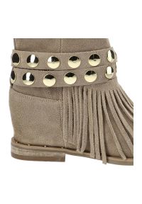 Botki damskie Carinii, zamszowa cholewka o miękkiej strukturze dekoracyjne frędzle z metalowymi nitami wsuwany fason, beżowe, B7751-O17-B89. Okazja: na co dzień. Kolor: beżowy. Materiał: skóra, zamsz. Szerokość cholewki: normalna. Sezon: wiosna, jesień. Obcas: na koturnie. Styl: boho, casual #3