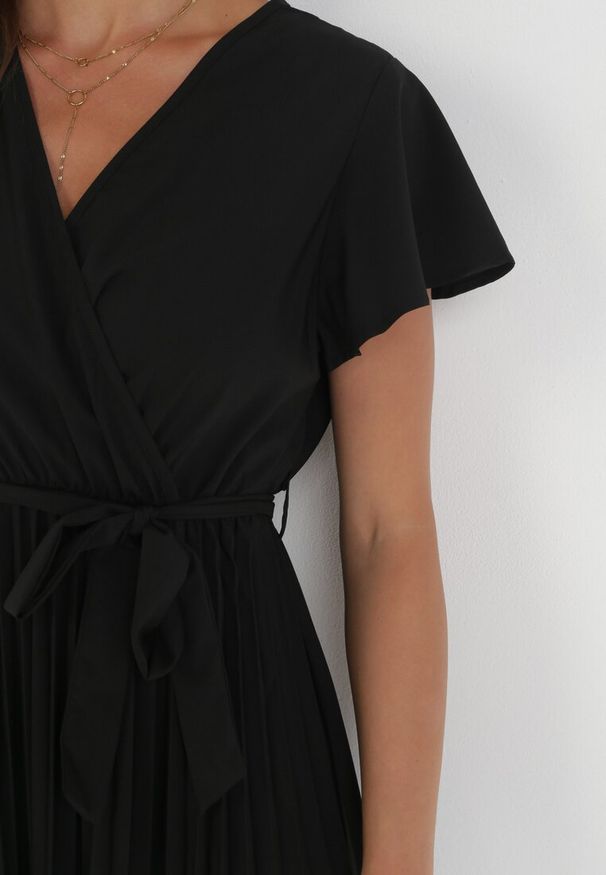 Born2be - Czarna Elegancka Sukienka Maxi w Plisy z Kopertowym Dekoltem i Wiązaniem Thessi. Kolor: czarny. Sezon: lato. Typ sukienki: kopertowe. Styl: elegancki. Długość: maxi