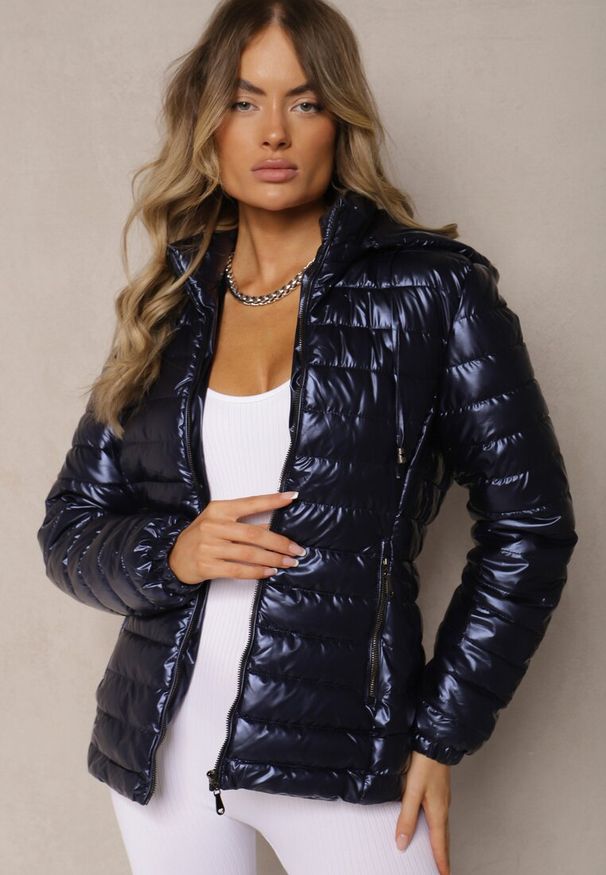Renee - Granatowa Kurtka Ozdobiona Pikowaniem z Odpinanym Kapturem Mivvera. Kolor: niebieski. Materiał: jeans. Wzór: aplikacja. Styl: sportowy