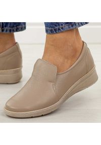 Beżowe skórzane Polskie półbuty damskie Góral 1798. Okazja: na co dzień. Nosek buta: okrągły. Kolor: beżowy. Materiał: skóra. Szerokość cholewki: normalna. Sezon: wiosna, jesień, lato. Styl: casual, klasyczny #1