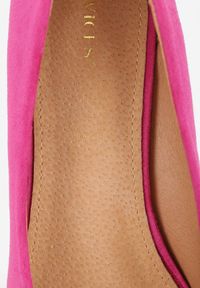 Renee - Fuksjowe Czółenka Vices na Słupku z Metalicznym Detalem i Wkładką ze Skóry Arvisin. Okazja: na co dzień, na imprezę. Kolor: różowy. Materiał: skóra. Wzór: aplikacja. Obcas: na słupku. Styl: casual, elegancki, klasyczny #6