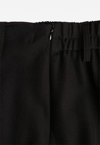 Renee - Czarne Spódnico-Szorty z Metalicznymi Sercami przy Łańcuszku Meztila. Kolor: czarny #6