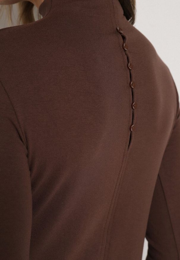 Born2be - Brązowa Bawełniana Bluzka Ozdobiona Guzikami Tusreena. Okazja: na co dzień. Kolor: brązowy. Materiał: bawełna. Wzór: aplikacja. Styl: klasyczny, casual, elegancki