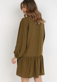 Born2be - Ciemnozielona Sukienka Amarheis. Typ kołnierza: kołnierzyk stójkowy. Kolor: zielony #2
