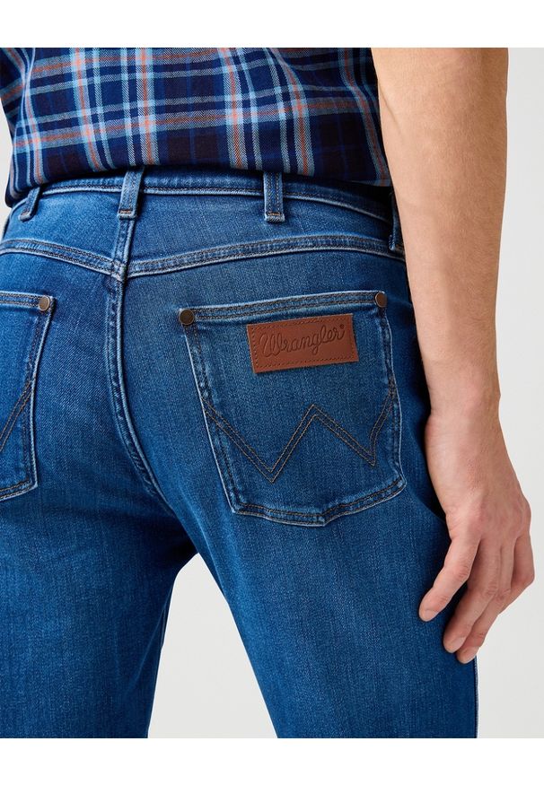 Wrangler - MESKIE SPODNIE WRANGLER LARSTON DANDELION SUMMER 112362458. Sezon: wiosna, lato. Styl: klasyczny
