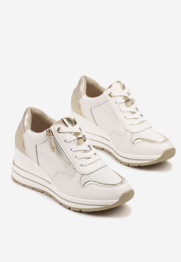Born2be - Białe Skórzane Sneakersy na Koturnie z Metalicznymi Zdobieniami i Suwakiem Jorivis. Okazja: na co dzień. Zapięcie: zamek. Kolor: biały. Materiał: skóra. Wzór: aplikacja. Obcas: na koturnie