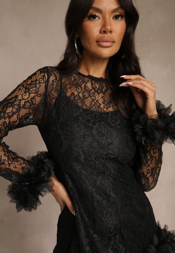 Renee - Czarna Dopasowana Koronkowa Sukienka Koktajlowa z Tiulowymi Aplikacjami Kretalia. Okazja: na imprezę. Kolor: czarny. Materiał: tiul, koronka. Długość rękawa: na ramiączkach. Wzór: aplikacja. Typ sukienki: dopasowane. Styl: wizytowy