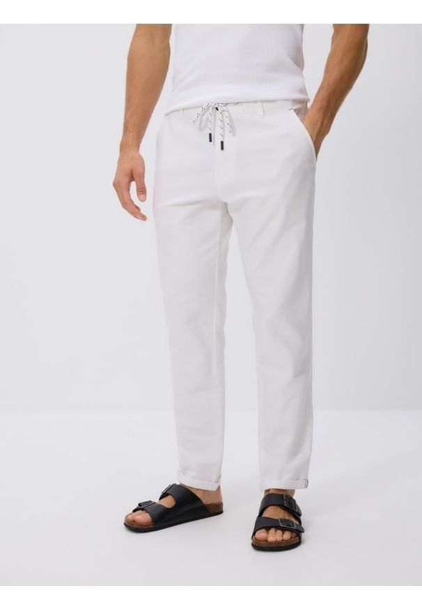 Reserved - Bawełniane spodnie chino slim - biały. Kolor: biały. Materiał: bawełna