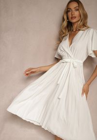 Renee - Biała Sukienka Wiązana w Talii z Plisowaniem na Dole Dorseki. Kolor: biały. Materiał: materiał, tkanina. Styl: elegancki #4