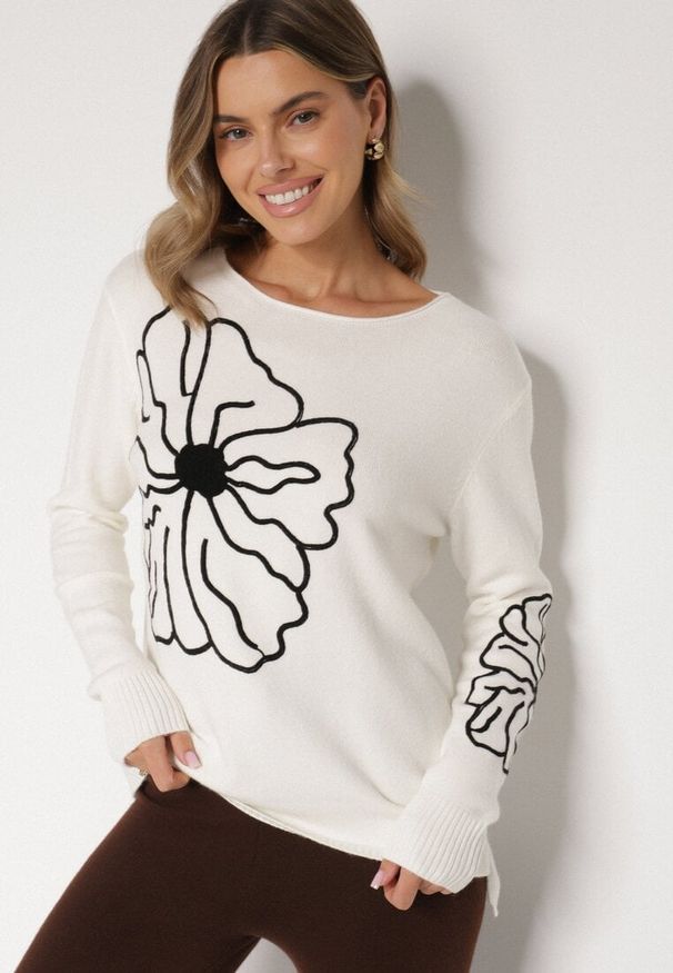 Born2be - Biały Sweter Ozdobiony Haftowanymi Kwiatami Halatusea. Okazja: na co dzień. Kolor: biały. Materiał: jeans. Wzór: kwiaty, aplikacja, haft. Styl: klasyczny, casual