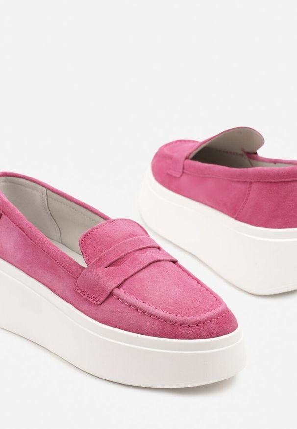 Born2be - Fuksjowe Skórzane Półbuty Mokasyny na Grubej Podeszwie z Ozdobnym Paskiem Tellavira. Okazja: na co dzień. Zapięcie: pasek. Kolor: różowy. Materiał: skóra. Styl: casual, elegancki