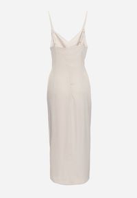 Born2be - Jasnobeżowa Satynowa Sukienka Koktajlowa z Ozdobnym Drapowaniem i Rozcięciem Saligurtia. Okazja: na imprezę. Kolor: beżowy. Materiał: satyna. Długość rękawa: na ramiączkach. Wzór: aplikacja. Sezon: lato. Styl: wizytowy #3