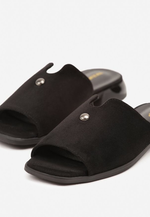 Born2be - Czarne Klapki Vices z Ozdobnym Wycięciem i Aplikacją Tiladea. Okazja: na co dzień. Kolor: czarny. Wzór: aplikacja. Styl: elegancki, casual
