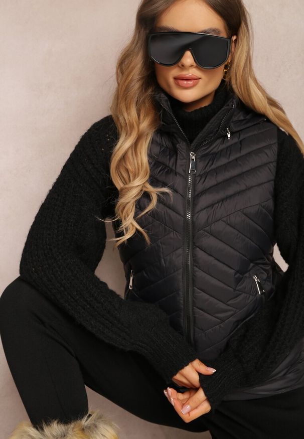 Renee - Czarna Kamizelka Nylonowa z Kapturem Marashe. Typ kołnierza: kaptur. Kolor: czarny. Materiał: nylon. Wzór: aplikacja