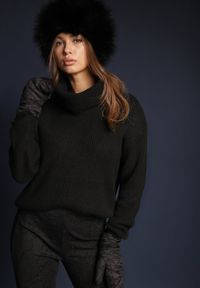 Renee - Czarny Golf z Długim Rękawem Berbenna. Okazja: na co dzień. Typ kołnierza: golf. Kolor: czarny. Długość rękawa: długi rękaw. Długość: długie. Styl: klasyczny, casual