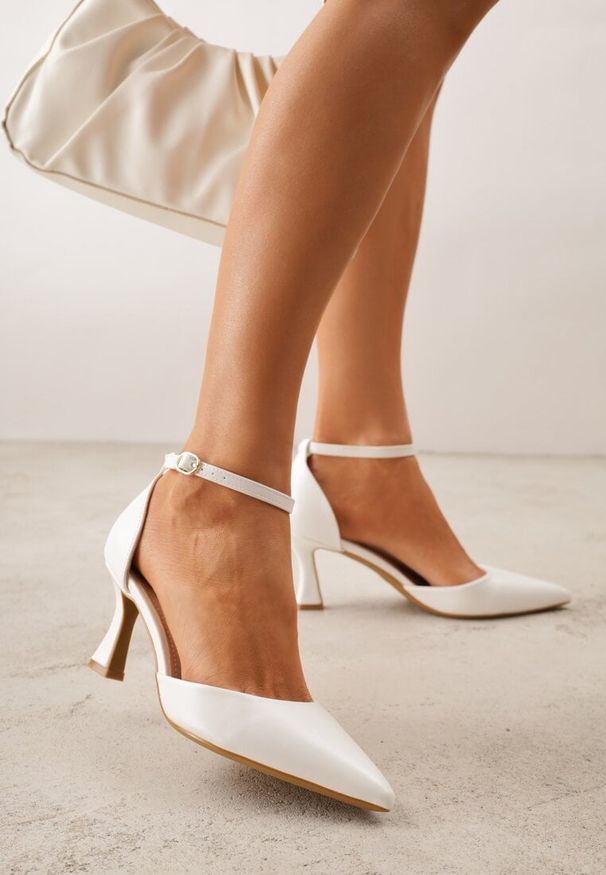 Renee - Białe Czółenka Vices na Klepsydrze z Noskiem w Szpic i Klamerką Nusithia. Okazja: na co dzień. Zapięcie: sprzączka. Kolor: biały. Materiał: jeans. Styl: casual, elegancki