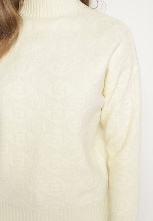 Born2be - Jasnobeżowy Sweter Golf z Ozdobnym Tłoczeniem Zakończony Ściągaczem Melodiea. Typ kołnierza: golf. Kolor: beżowy. Materiał: materiał. Sezon: zima