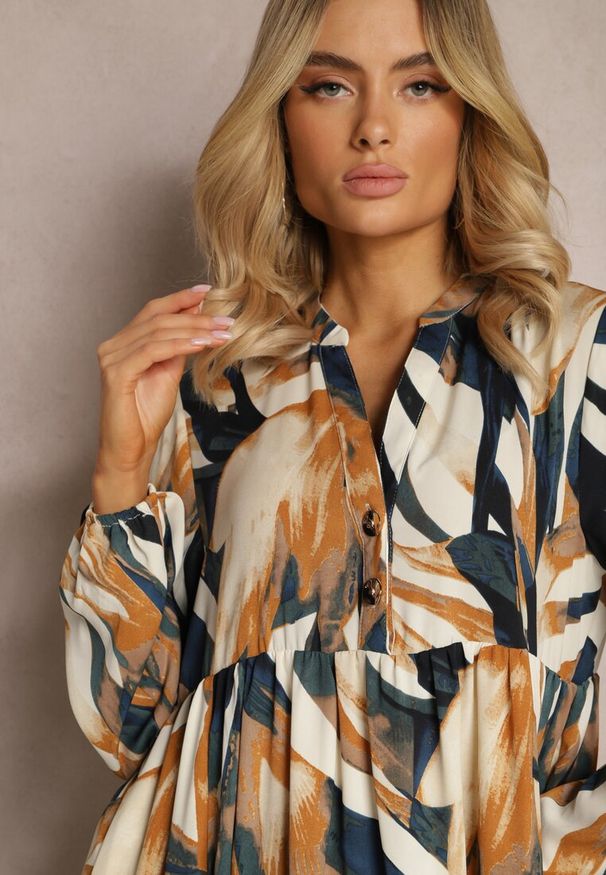 Renee - Beżowo-Zielona Rozkloszowana Sukienka o Koszulowym Fasonie w Abstrakcyjny Print Asequa. Kolor: beżowy. Materiał: tkanina. Wzór: nadruk. Typ sukienki: koszulowe