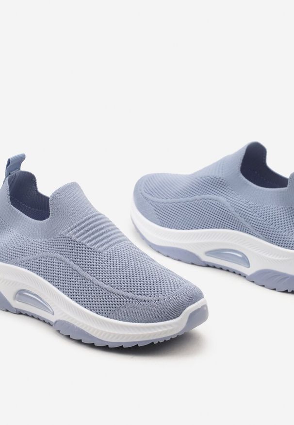 Renee - Niebieskie Casualowe Buty Sportowe na Grubszej Podeszwie Ozdobione Perforacją Fiovena. Okazja: na co dzień. Kolor: niebieski. Materiał: jeans. Wzór: aplikacja
