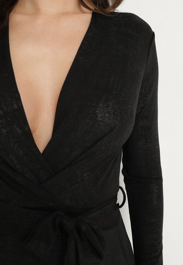 Born2be - Czarny Kopertowy Kombinezon z Wiskozą Zdobiony Wiązanym Paskiem Nalissa. Okazja: na co dzień. Kolor: czarny. Materiał: wiskoza. Długość: długie. Wzór: aplikacja. Styl: casual, elegancki