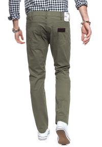 Wrangler - WRANGLER SPODNIE MĘSKIE LARSTON DUSTY OLIVE W18SXC275. Materiał: materiał #9