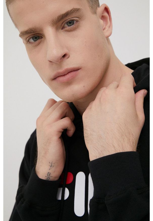 Fila bluza Barumini męska kolor czarny z kapturem z nadrukiem. Okazja: na co dzień. Typ kołnierza: kaptur. Kolor: czarny. Materiał: dzianina. Wzór: nadruk. Styl: casual