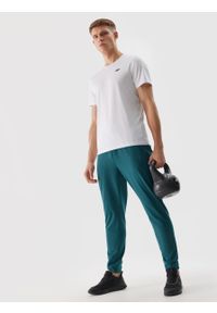 4f - 4F Spodnie treningowe szybkoschnące męskie - turkusowy 3XL. Kolor: turkusowy. Materiał: dzianina, materiał, syntetyk, włókno, elastan. Wzór: jednolity, ze splotem. Sport: fitness #1