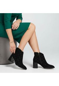 Czarne Botki S.Barski Eleganckie Buty Damskie. Okazja: na co dzień. Zapięcie: zamek. Kolor: czarny. Materiał: zamsz. Wzór: geometria, aplikacja. Obcas: na obcasie. Styl: elegancki. Wysokość obcasa: średni #1