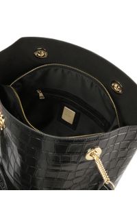 Kazar - Czarna pojemna torebka na ramię. Kolor: czarny. Materiał: skórzane, z tłoczeniem. Styl: elegancki, casual. Rodzaj torebki: na ramię #2