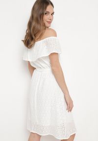 Born2be - Biała Sukienka Hiszpanka z Ozdobnym Haftem i Paskiem w Talii Perenna. Okazja: na co dzień. Typ kołnierza: dekolt hiszpanka. Kolor: biały. Wzór: haft. Styl: casual, elegancki, wizytowy #6
