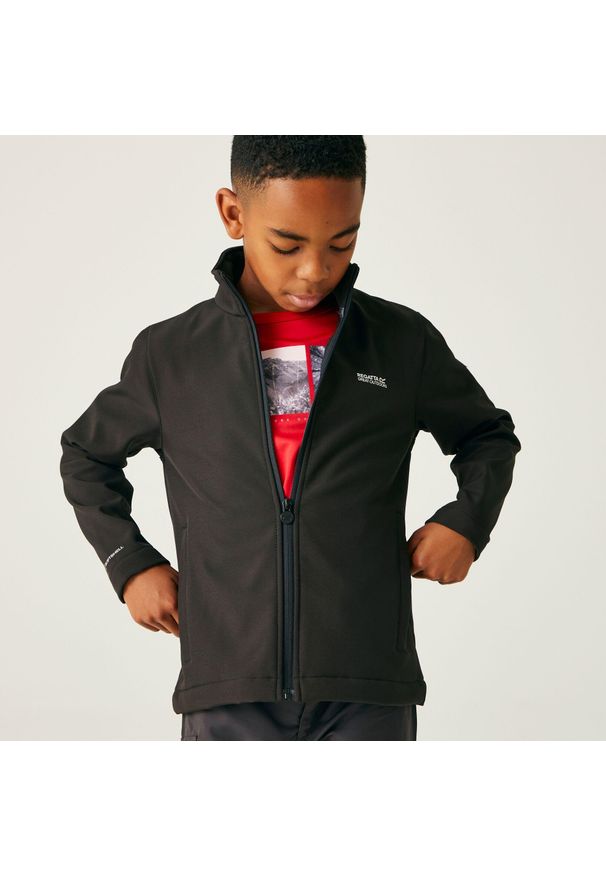 Regatta - Kurtka turystyczna softshell dziecięca Cera. Kolor: fioletowy. Materiał: softshell. Styl: sportowy