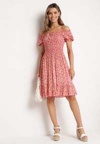 Born2be - Fuksjowa Sukienka Hiszpanka z Bawełny w Drobne Kwiatki Wietema. Okazja: na co dzień. Typ kołnierza: dekolt hiszpanka. Kolor: różowy. Materiał: bawełna. Wzór: kwiaty. Typ sukienki: z odkrytymi ramionami. Styl: casual #6