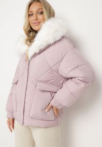 Born2be - Różowa Pikowana Kurtka z Kapturem i Grubym Futrzanym Obszyciem z Możliwością Odpięcia Izarida. Typ kołnierza: kaptur. Kolor: różowy. Materiał: futro. Długość rękawa: długi rękaw. Długość: długie. Styl: elegancki, klasyczny #2
