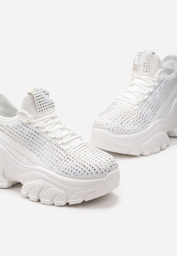 Born2be - Białe Sneakersy na Grubej Podeszwie Ozdobione Cyrkoniami Nallua. Okazja: na co dzień, na spacer. Kolor: biały. Wzór: aplikacja. Sport: turystyka piesza