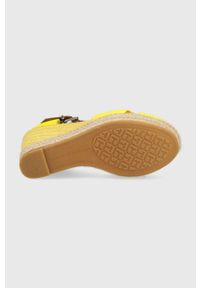 TOMMY HILFIGER - Tommy Hilfiger sandały. Zapięcie: klamry. Kolor: żółty. Materiał: materiał. Wzór: gładki. Obcas: na koturnie #3