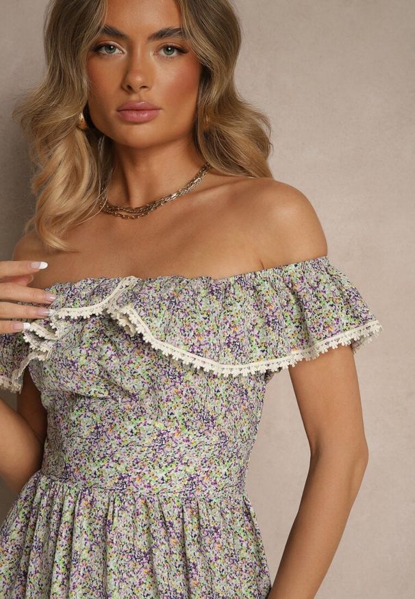 Renee - Fioletowa Sukienka z Ozdobnymi Falbankami Folanne. Okazja: na imprezę, na co dzień, na spacer. Typ kołnierza: kołnierz z falbankami. Kolor: fioletowy. Materiał: jeans. Sezon: lato. Typ sukienki: proste. Styl: casual, elegancki