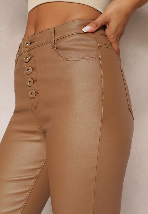 Renee - Jasnobrązowe Modelujące Spodnie z Ekoskóry o Fasonie Skinny Caetana. Okazja: na co dzień. Kolor: brązowy. Styl: elegancki, casual