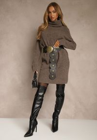 Renee - Jasnobrązowa Sweterkowa Sukienka Golf z Wełną i Wiskozą Fedorina. Okazja: na co dzień. Typ kołnierza: golf. Kolor: brązowy. Materiał: wełna, wiskoza. Typ sukienki: oversize. Styl: casual. Długość: midi #5