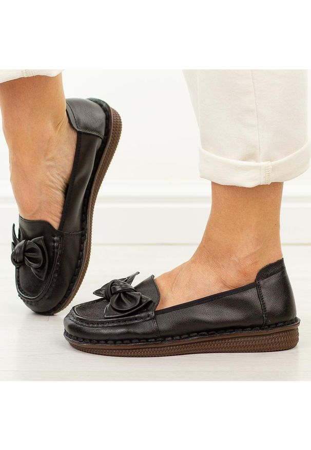 Czarne skórzane półbuty damskie Cambell 15312. Okazja: na co dzień. Nosek buta: okrągły. Kolor: czarny. Materiał: skóra. Szerokość cholewki: normalna. Sezon: wiosna, lato, jesień. Styl: casual, klasyczny, elegancki