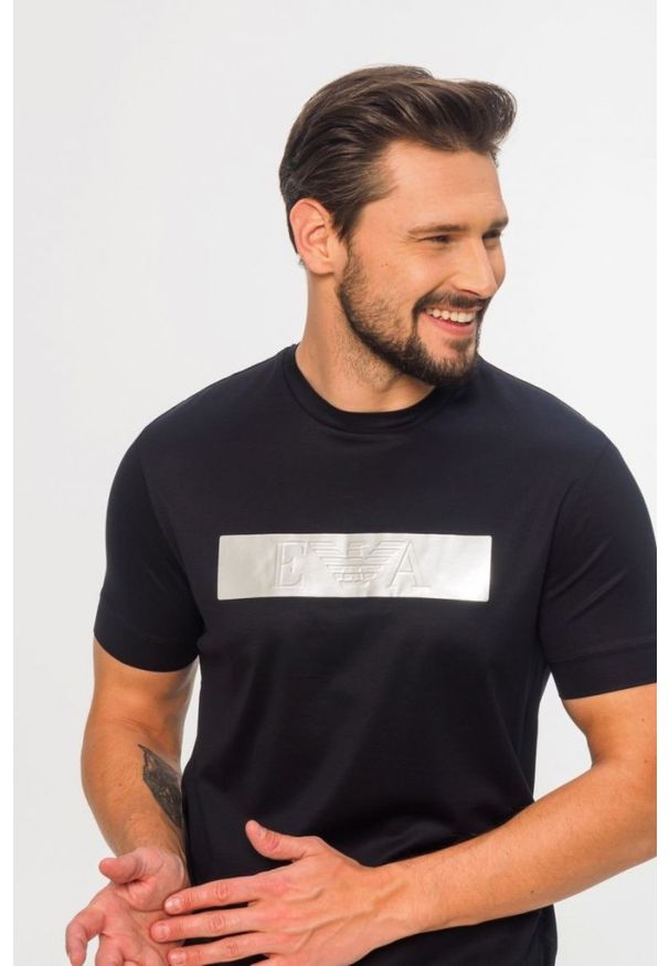 Emporio Armani - EMPORIO ARMANI Granatowy t-shirt męski ze srebrnym logo, Rozmiar S. Kolor: niebieski. Materiał: prążkowany. Wzór: aplikacja