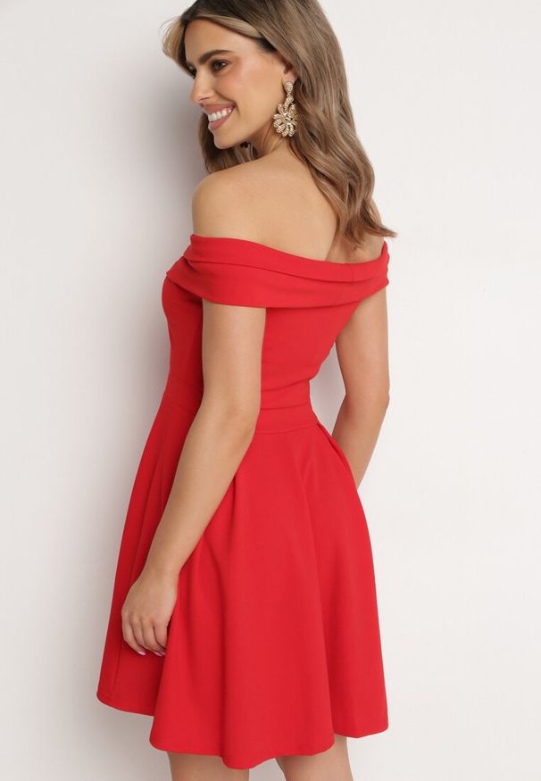 Born2be - Czerwona Sukienka z Hiszpańskim Dekoltem o Rozkloszowanym Fasonie Vilenia. Okazja: na co dzień. Kolor: czerwony. Typ sukienki: rozkloszowane. Styl: elegancki, casual