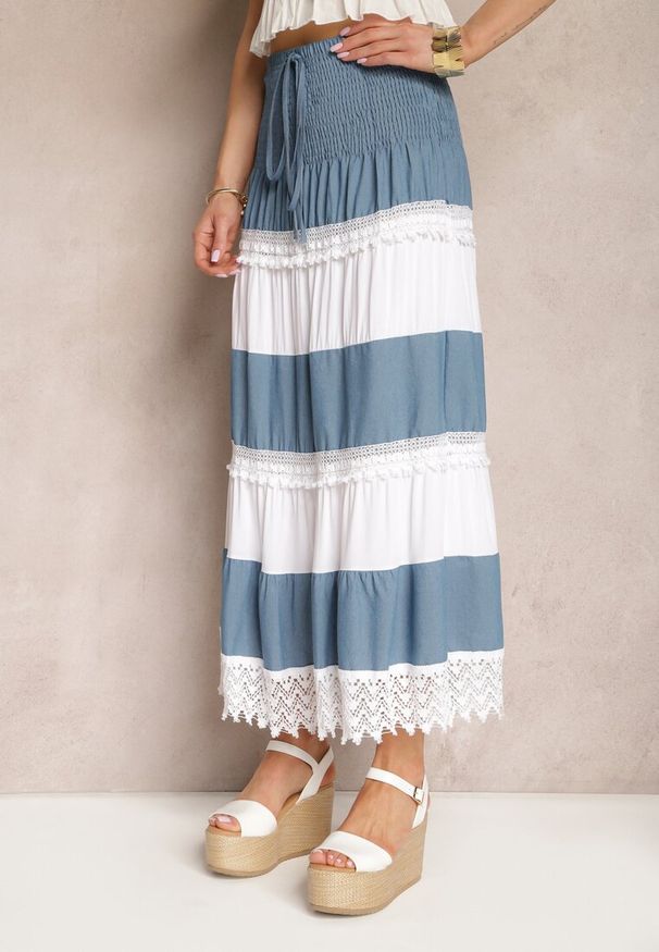 Renee - Niebiesko-Biała Spódnica z Bawełny w Stylu Boho z Gumką i Sznurkiem w Talii Uvinia. Kolor: niebieski. Materiał: bawełna. Sezon: lato. Styl: boho